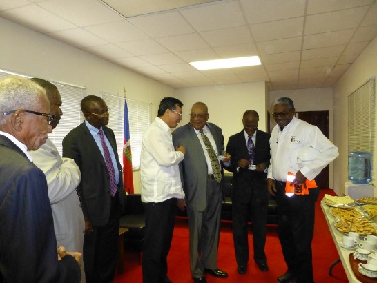 駐海地黃大使再求(左4)與海地最高法院院長Anel Alexis JOSEPH(右3)