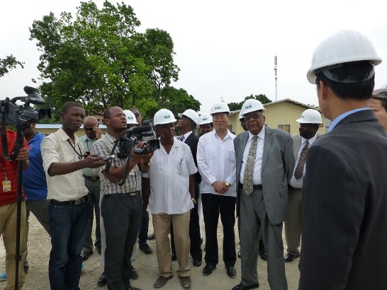 駐海地黃大使再求與海地最高法院院長Anel Alexis JOSEPH聽取OECC說明工程進度。