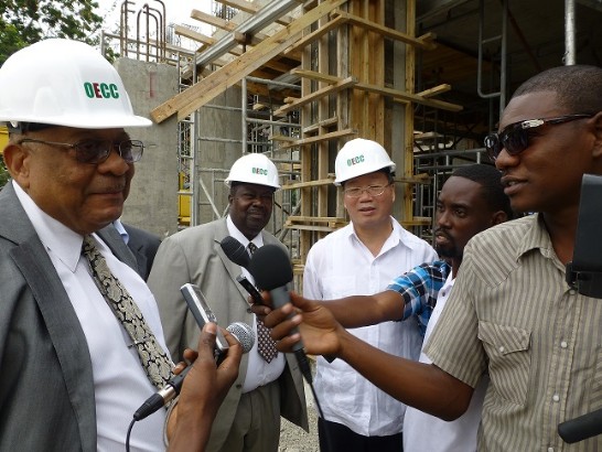 駐海地黃大使再求(右3)與海地最高法院院長Anel Alexis JOSEPH(左1)