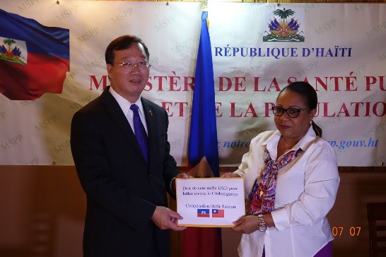駐海地黃大使再求與海地衛生部長Florence D. GUILLAUME女士合影。
