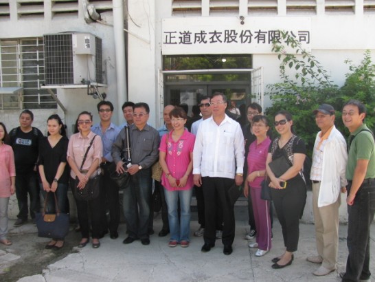 中華民國對外貿易發展協會貿洽團與駐海地黃再求大使參訪正道成衣公司。
