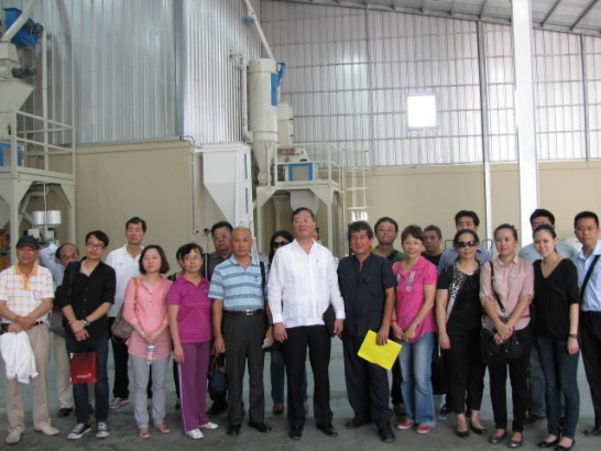 中華民國對外貿易發展協會貿洽團與駐海地黃再求大使參訪Deka集團研磨廠。