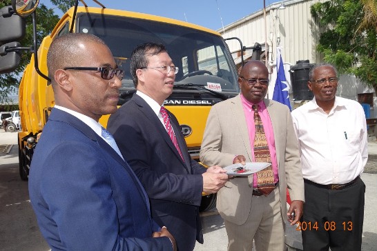 駐海地黃再求大使(左2)、內政部地方行政司司長Ruthlande ANGLADE(左1)、內政部「大都會垃圾清運局」(SMCRS)總局長Donald PARAISON(右2)合影並贈交垃圾車鑰。