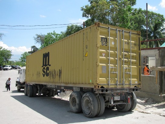 我政府援海衛生部70張醫院病床分裝於兩個40呎貨櫃。