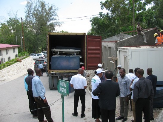 裝有35組病床架及床墊之醫療器材貨櫃於衛生部開櫃照。