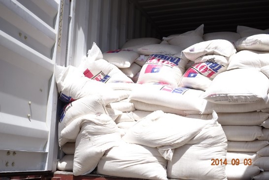 我政府贈海1千噸米貨櫃開櫃。