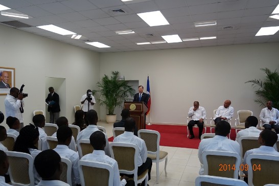 駐海地黃大使再求向海地留華獎學金生致詞。