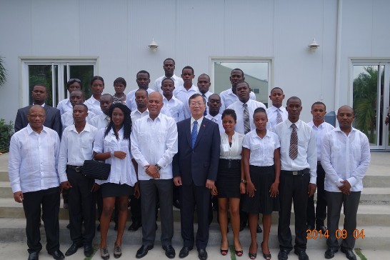 海地總統馬德立(Michel Joseph Martelly)(前排左四)、駐海地黃再求大使、外交部長布迪士(Duly Brutus)(前排左一)及教育部長馬凌加(Nesmy Manigat)(前排右一)與留華獎學金生合影。