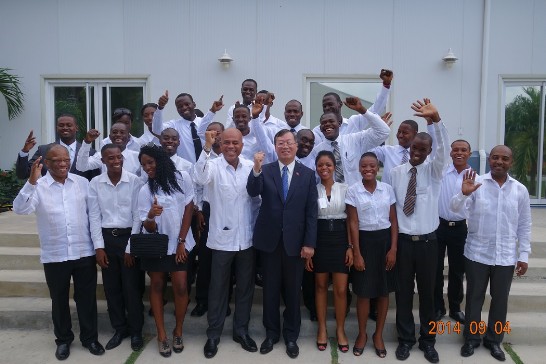 海地總統馬德立(Michel Joseph Martelly)(前排左四)、駐海地黃再求大使、外交部長布迪士(Duly Brutus)(前排左一)及教育部長馬凌加(Nesmy Manigat)(前排右一)與留華獎學金生熱情合影。