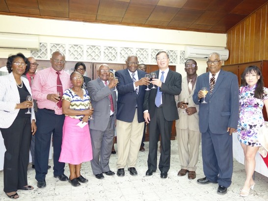 駐海地大使館與海地經濟及商業高等學院(Institut des Hautes Etudes Commerciales et Economiques)合作開辦華語文教學，該校舉行酒會歡迎駐海地大使黃再求(右4)。