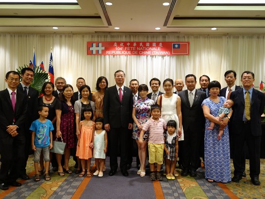 駐海地黃大使再求(中)於中華民國建國104年國慶酒會中與旅海國人合影。