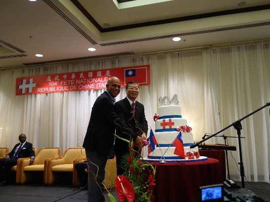 駐海地黃大使再求(右1)於中華民國建國104年國慶酒會中與海地總統馬德立(Michel Joseph Martelly)(右2)合影。