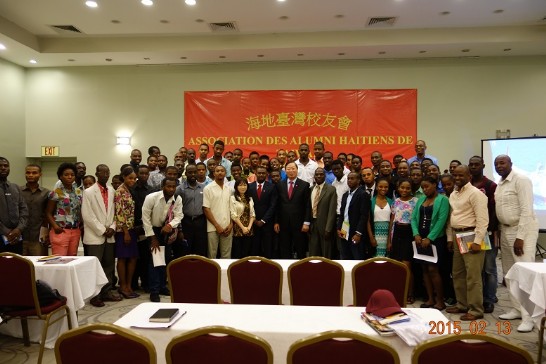 駐海地黃大使再求與海地留臺校友合影。