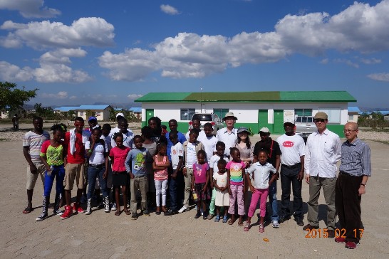 駐海地黃大使再求與新希望村住戶合影。