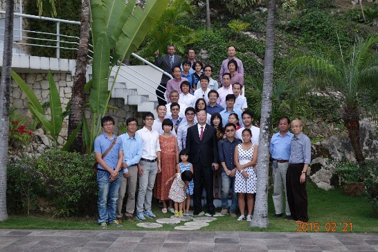 駐海地黃大使再求與旅海國人合影。