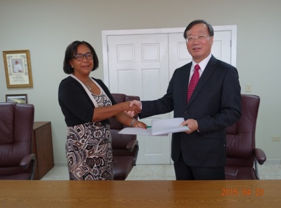 黃大使與糧食濟貧組織（FFP）駐海地辦事處執行主任Kareen DOLCE女士4月23日簽署食米2,400公噸捐贈協議書