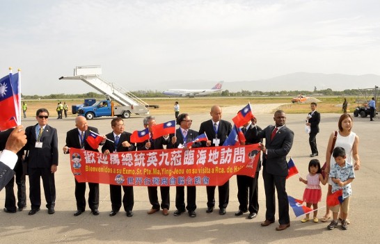 海地僑眷代表迎接馬總統訪問團。