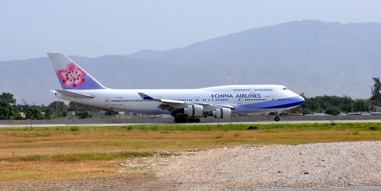 「久揚專案」華航專機降落海地太子港國際機場。