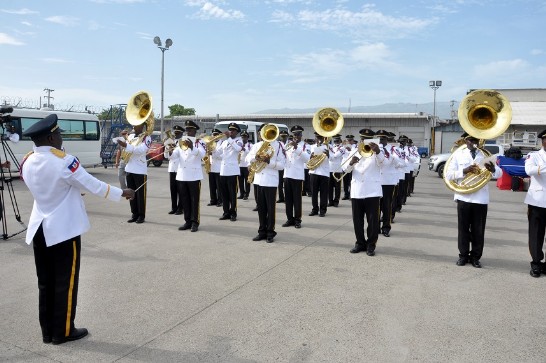 海地國家警察樂隊於機場迎賓儀式中演奏海地及中華民國國歌。
