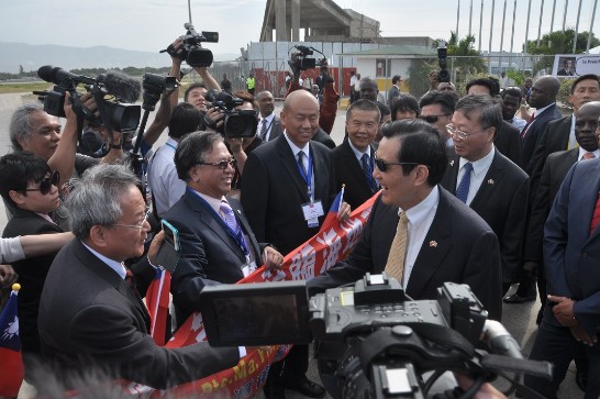 馬總統與在場僑眷代表致意。