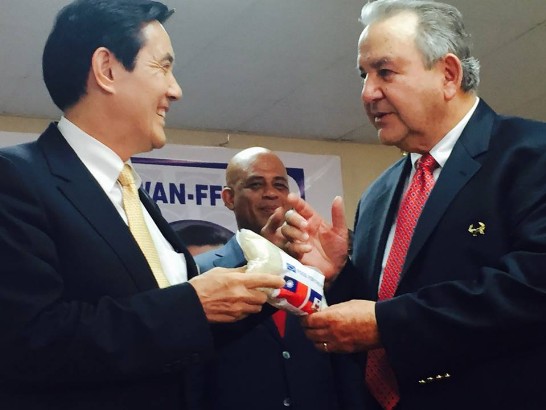 馬總統與糧食濟貧組織(FFP)總裁馬夫德(Robin Mahfood)舉行2千4百噸贈米儀式。