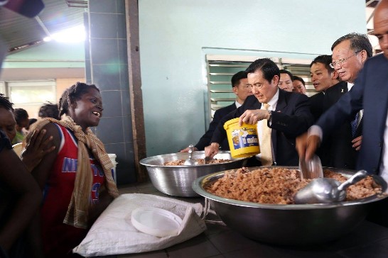 馬總統為受益戶準備愛心米飯。