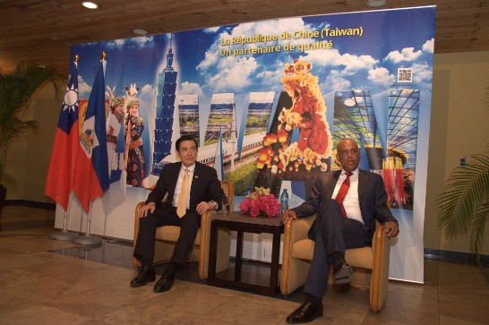 馬總統及馬德立總統(右)接見海地留臺校友及2015年臺灣獎學金新生。