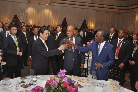 馬總統(左)、馬德立總統(中)及艾文博總理(右)於海地國宴中敬酒合影。
