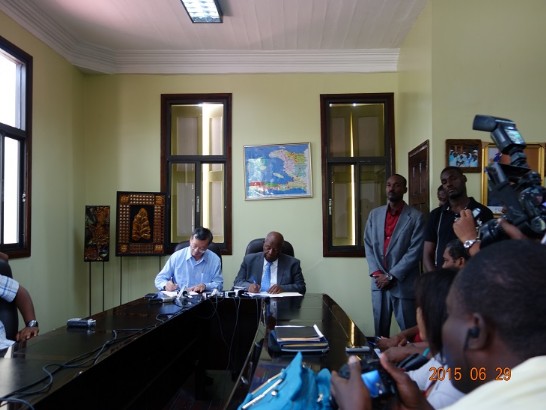 駐海地黃再求大使(左)與海地社會部長Victor Benoit(右)簽署合作文件。