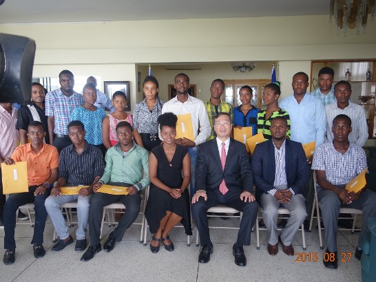 黃大使再求與19名海地受獎生合影。