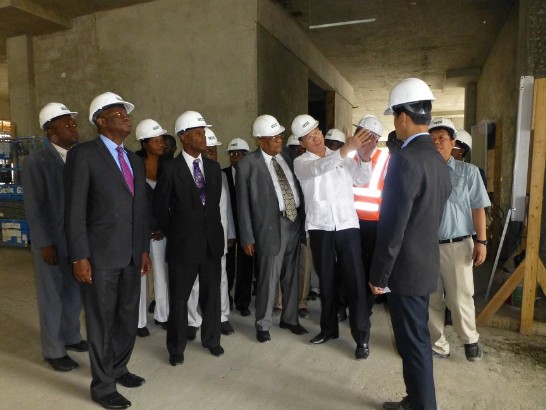 駐海地黃大使再求與海地最高法院院長Anel Alexis JOSEPH視察工程現場。