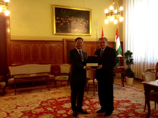 陶大使文隆與匈國國會副議長Sándor Lezsák合影