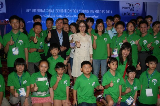 葉公使與代表團合影。