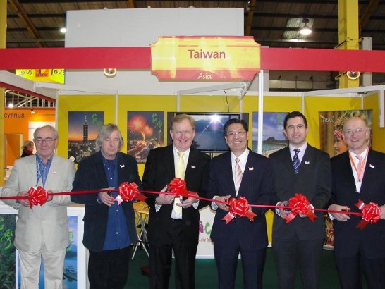 Cutting the Ribbon - The Grand Unveiling of the 2010 Taiwan Booth at the Dublin Holiday World Show: (From Left to Right) Mr. John Coughlan; Mr. Michael Bunn; Mr. James Caffrey; Representative David Lee; Deputy Terence Flanagan; Deputy Sean Ardagh.