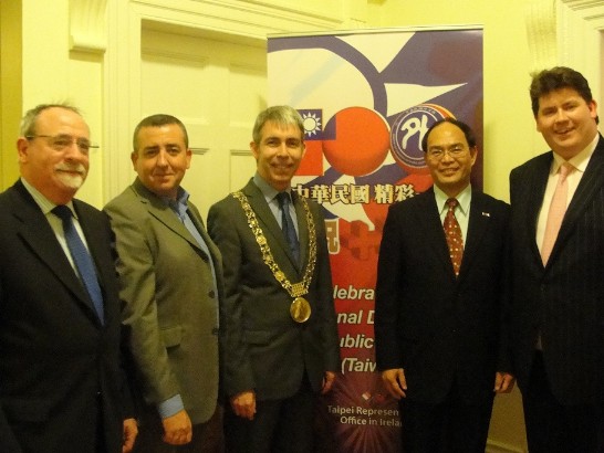 Representive Harry Tseng is joined by (from left to right) : Mr. Eric Byrne TD, Mr. Ciaran Lynch TD, Lord Mayor of Dublin Andrew Montague, and Chairman of Cavan County Council, Mr. Sean McKiernan