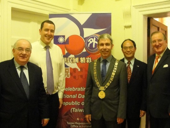 Representative Tseng is pictured with (from left to right) : Senator Paul Coghlan, Mr. Michael McCarthy TD, Lord Mayor of Dublin Andrew Montague, and leader of the Seanad, Senator Maurice Cummins