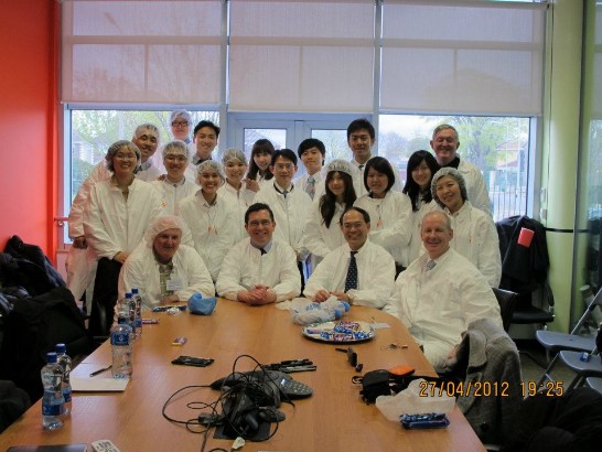 Representative Tseng and Deputy Terence Flanagan, pictured along with the 2012 TAITRA trainees, and joined by some of the workers from Cadbury Ireland.