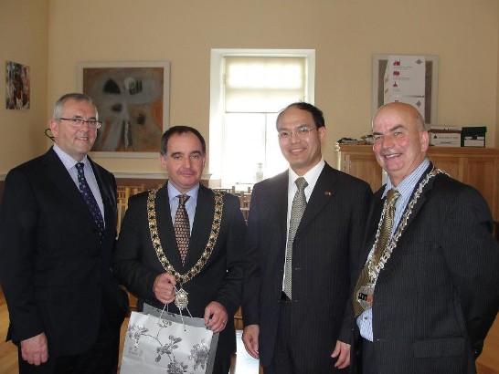 Pictured at Kilkenny City Hall, were, (l-r) Deputy John McGuinness; Sean O’hArgain, Mayor of Kilkenny; Representative Harry Tseng; and Maurice Shortall, Leas Cathaoirleach of Kilkenny County Council.