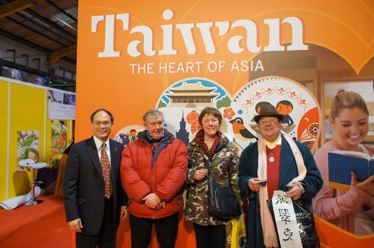 Young Irish visitors are overwhelmed by Taiwanese culture