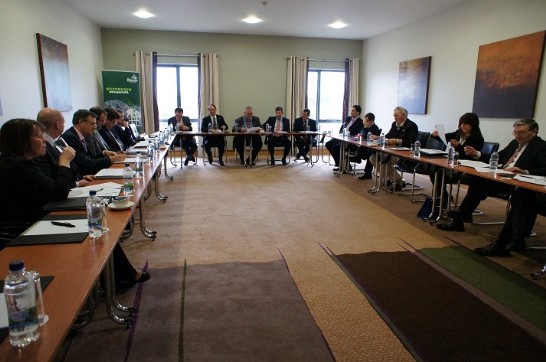 Representative Tseng addresses the round table meeting, presenting his thoughts on the current bilateral economic and trade situation