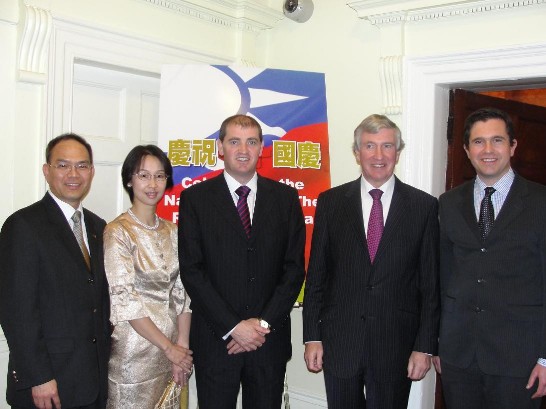 曾厚仁代表夫婦與統一黨黨鞭基賀（Paul Kehoe）（中）、戴文斯（Jimmy Devins）（右二）及費納岡（Terence Flanagan）（右一）等三名眾議員攝於國慶酒會會場。