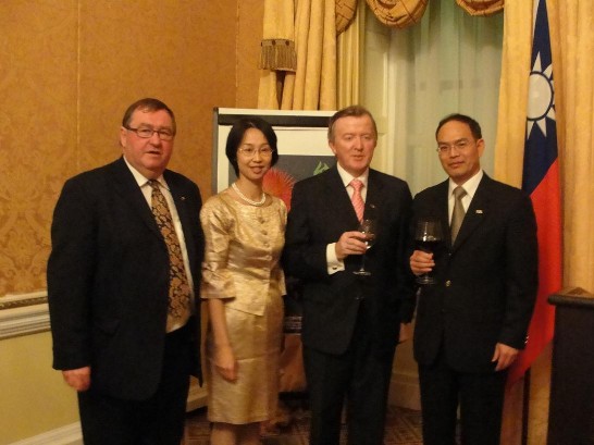 曾厚仁代表夫婦與愛爾蘭國會友台小組主席培利（John Perry）（右二）、國會各委員會主席工作小組主席歐福林（Noel O’Flynn）（左一）等二名眾議員攝於國慶酒會會場。