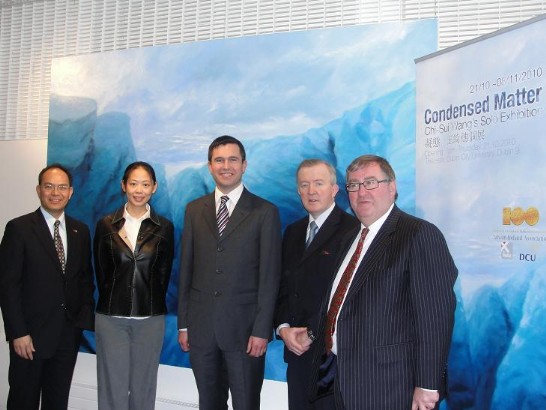 曾代表厚仁（左起）、王綺穗博士、佛納岡（Terence   Flanagan）眾議員、友台小組主席裴利（John Perry）及歐福林（Noel O’Flynn）眾議員等人10月21日合影於「慶祝中華民國99年國慶及建國一百年王綺穗博士個人畫展」開幕酒會會場。