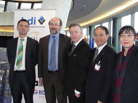 駐愛爾蘭代表曾厚仁（右二）11月23日與友台小組主席培利（圖中）、都柏林城市大學校長馬克雷斯（左二）、該校生醫診療所商業策略經理富來明（Fergus Fleming）（左一）及駐英國代表處科技組長鄒幼涵等人攝於「台愛生醫研討會」會場。