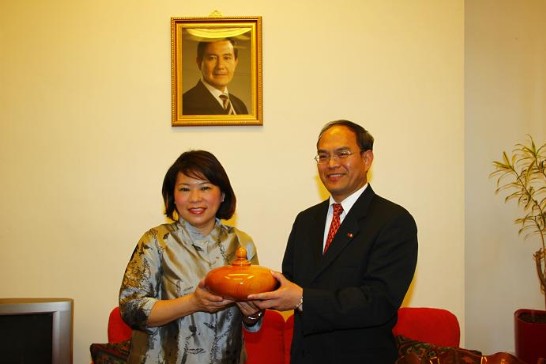 嘉義市長黃敏惠抵達愛爾蘭會晤駐愛代表曾厚仁