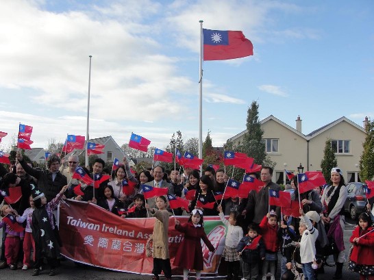 曾厚仁代表夫婦參加愛爾蘭台灣協會100年10月30日舉行之「慶祝建國一百年升旗典禮」。