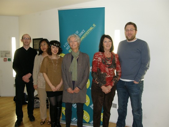 愛爾蘭僑界朋友與都柏林國際舞蹈節藝術總監Laurie Uprichard女士(中)在「水月」放映廳外合影。