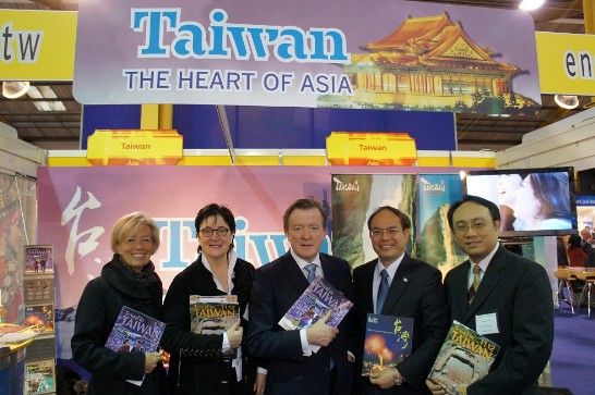 駐愛爾蘭代表曾厚仁、愛爾蘭企業部政務次長John Perry（圖中）、參議員Marie-Louise O’Donnell（左二）、眾議員Olivia Mitchell（左一）及愛爾蘭臺灣協會副會長林政德（右一）