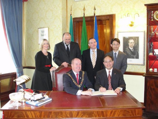 曾代表2月24日與Cork市長Terry Shannon（前排左）、國會衛生委員會主席Jerry Buttimer（後排右二）、市府經濟發展規劃局長Patrick Ledwidge（後排左二）及服務處長Valerie O’Sullivan（後排左一）合影於市長辦公室。