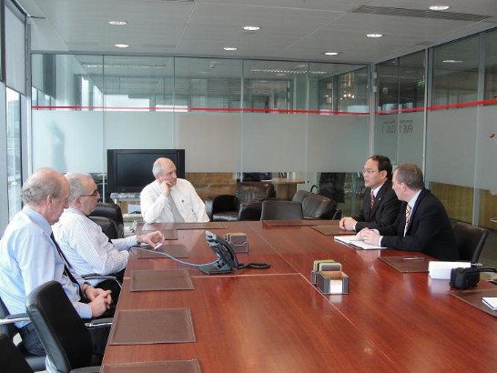 曾代表2月24日赴”Evening Echo”晚報拜會該報副執行長Darmuid O’Donovan（左一）並接受該報記者專訪。